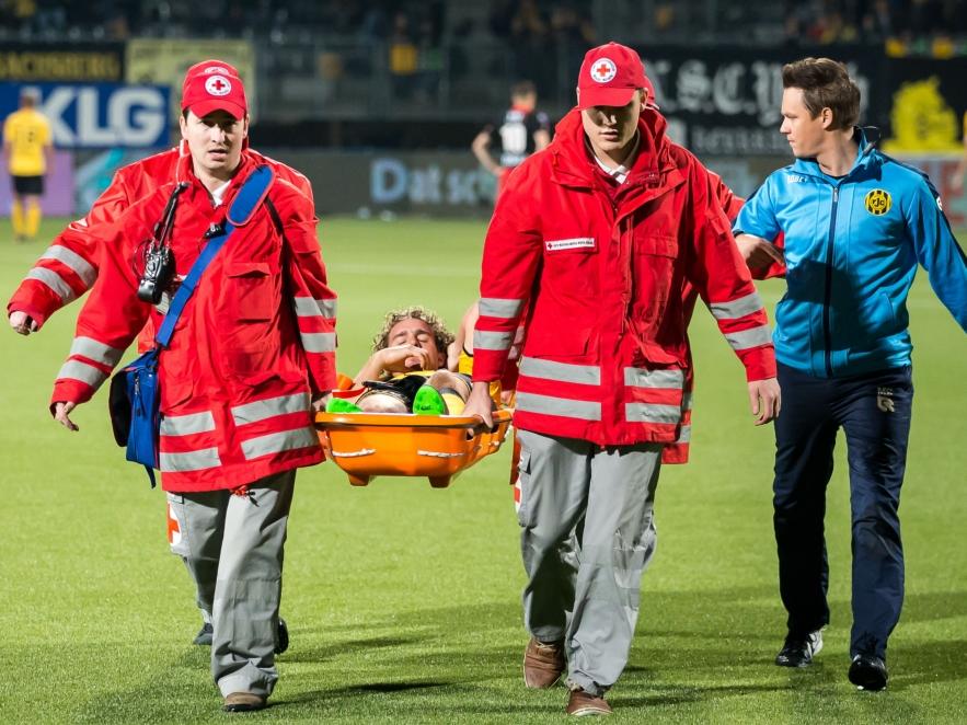 De brancard moet er aan te pas komen tijdens de wedstrijd Roda JC - Excelsior. Arjan Swinkels kan niet zelfstandig van het veld, nadat de verdediger verkeerd terecht kwam na een luchtduel. (24-10-2015)