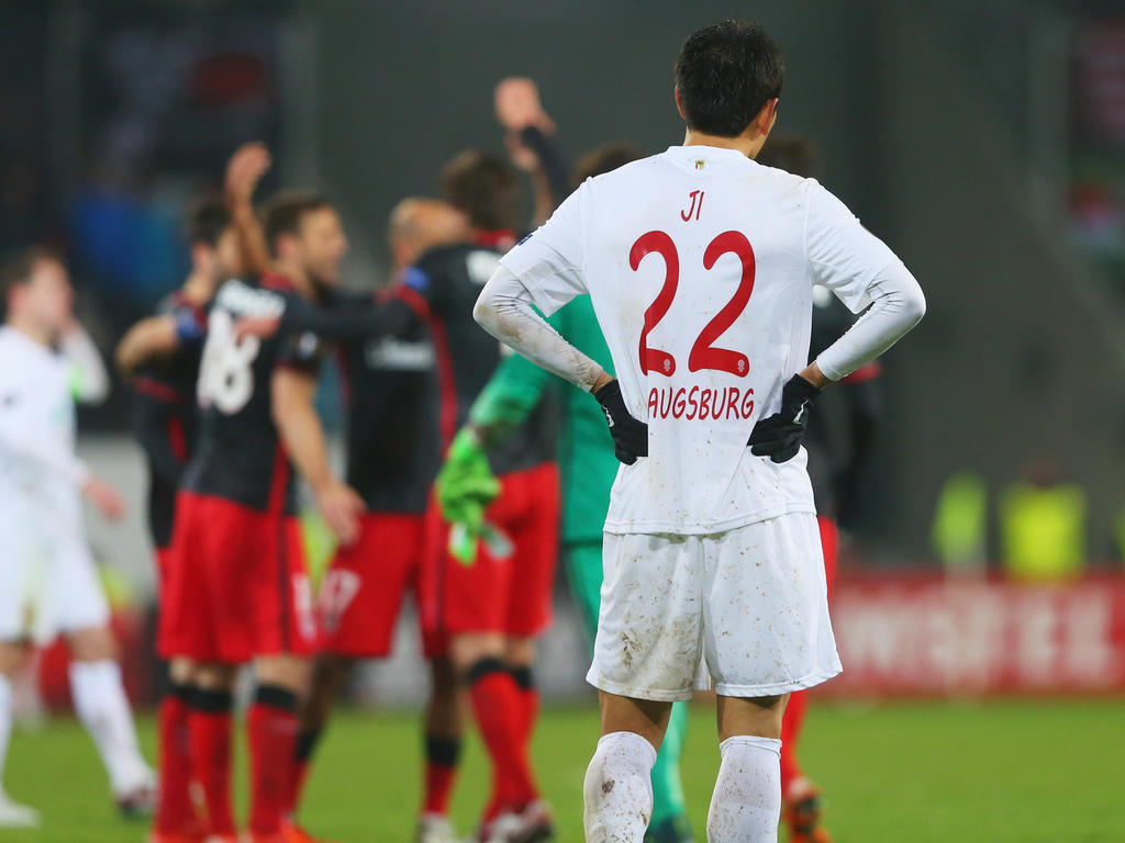 Dong-won Ji und der FC Augsburg stehen in der Europa League vor dem Aus