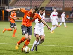 Henny Schilder (l.) houdt Jerry van Ewijk van zich af tijdens het competitieduel tussen FC Volendam en Go Ahead Eagles. (30-11-2015)