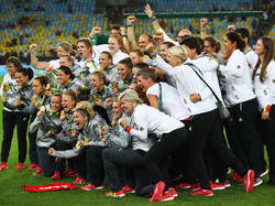 Las germanas lucen felices su medalla de oro tras vencer. (Foto: Getty)