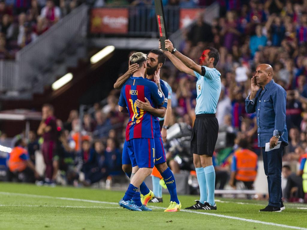 Lionel Messi (l.) is geblesseerd en wordt vervangen door Arda Turan (r.) tijdens het competitieduel FC Barcelona - Atlético Madrid (21-09-2016).