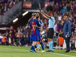 Lionel Messi (l.) is geblesseerd en wordt vervangen door Arda Turan (r.) tijdens het competitieduel FC Barcelona - Atlético Madrid (21-09-2016).