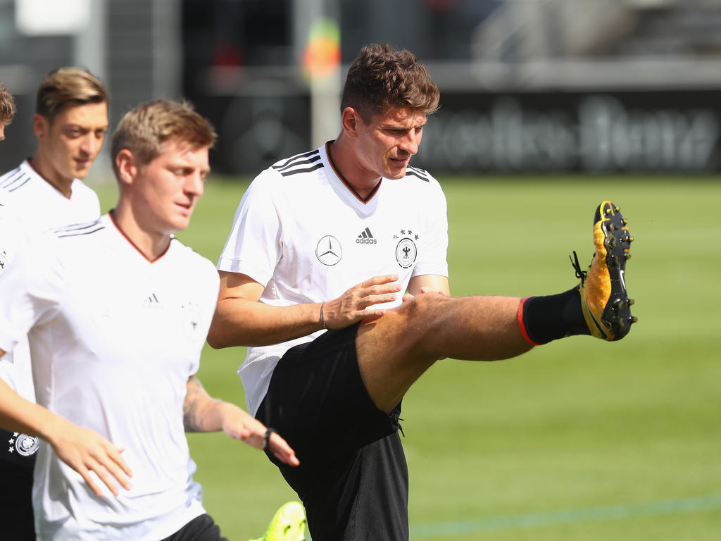 Mario Gomez (r.) will mit dem DFB-Team nach Russland Mario Gomez (r.) will mit dem DFB-Team nach Russland