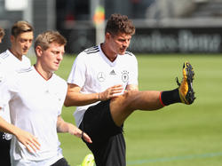 Mario Gomez (r.) will mit dem DFB-Team nach Russland