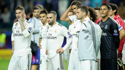 Die Spieler von Real Madrid verfolgen niedergeschlagen die Siegerehrung