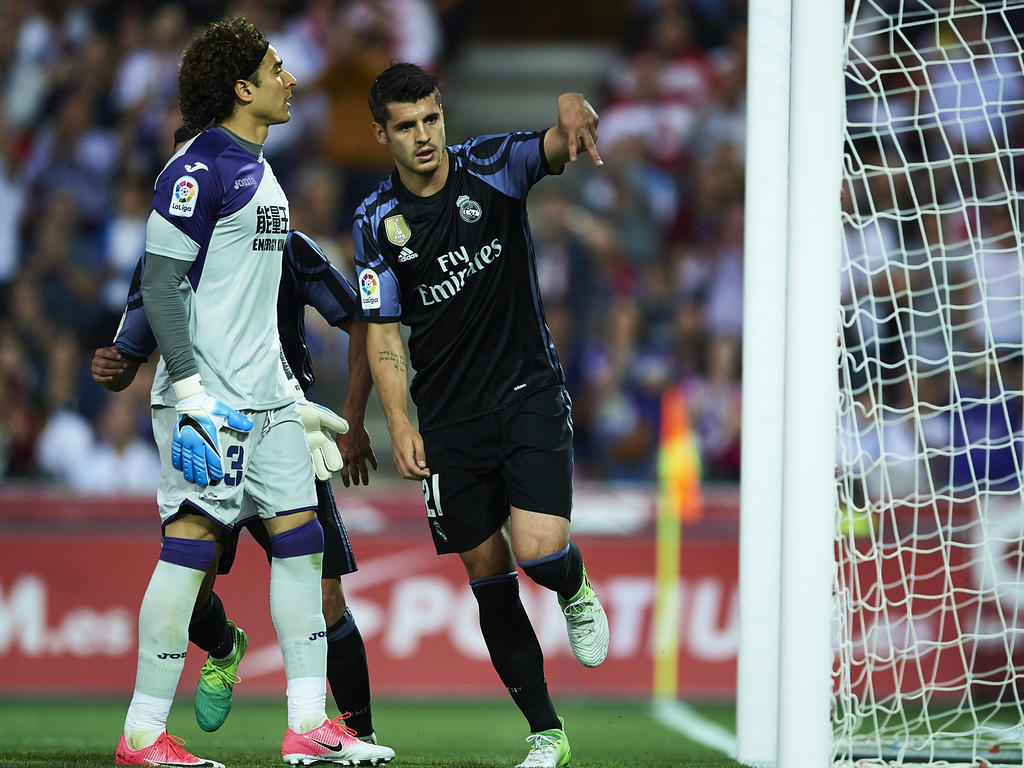 Real Madrids Stürmer Morata zeigt es an, er hat zweimal den Ball im Netz