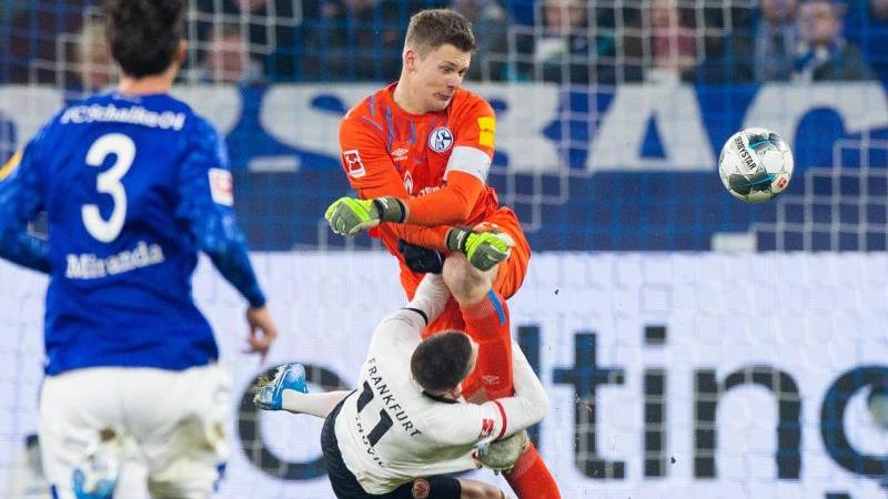 Schalkes Torwart Alexander Nübel foult Mijat Gacinovic von Eintracht Frankfurt