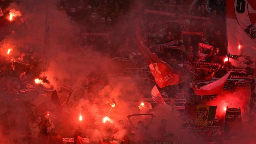 Die Stuttgarter Fans brannten Bengalische Feuer ab
