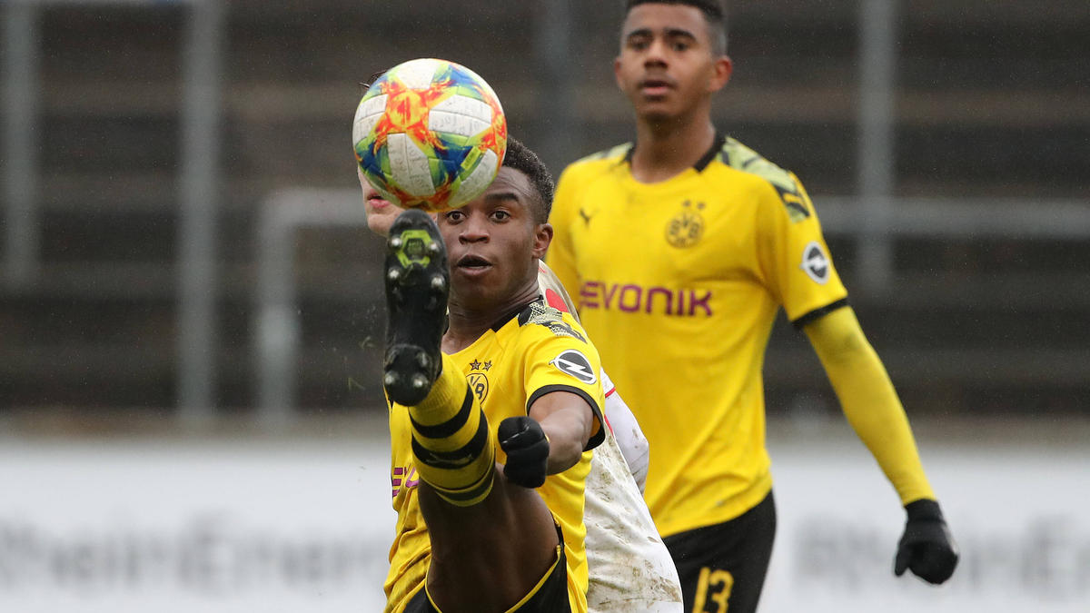 Youssoufa Moukoko erzielte seinen nächsten Doppelpack für den BVB Youssoufa Moukoko erzielte seinen nächsten Doppelpack für den BVB