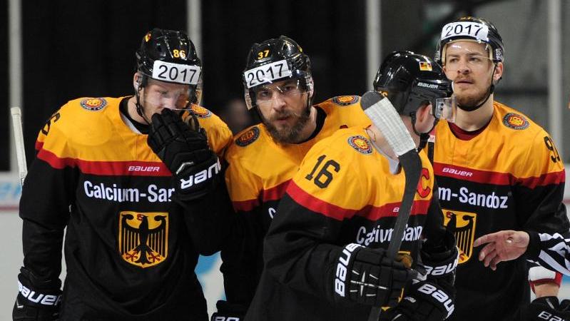 Gewannen zusammen olympisches Silber: Patrick Reimer (2.v.l) und Moritz Müller (r) Gewannen zusammen olympisches Silber: Patrick Reimer (2.v.l) und Moritz Müller (r)