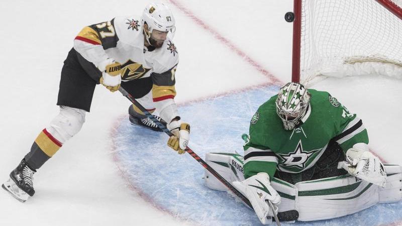 Goalie Anton Khudobin (r.) kommt dem NHL-Finale mit den Dallas Stars immer näher Goalie Anton Khudobin (r.) kommt dem NHL-Finale mit den Dallas Stars immer näher
