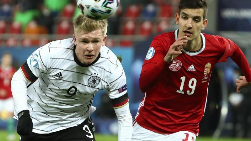 Jonathan Burkardt (l.) warnt vor U21-Gegner Rumänien