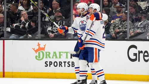 Leon Draisaitl (l.) und Evan Bouchard feiern den Sieg der Edmonton Oilers