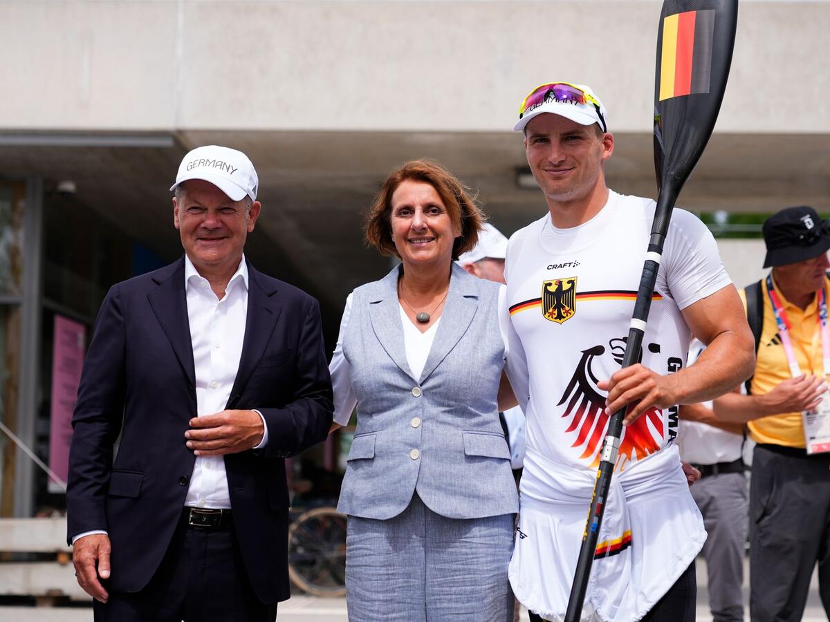Bundeskanzler Olaf Scholz (l) und seine Frau Britta Ernst lassen sich mit Olympiasieger Tom Liebscher-Lucz fotografieren