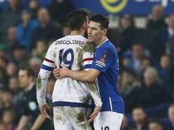 Diego Costa (l.) en Gareth Barry zoeken elkaar op tijdens de kwartfinale van de FA Cup tussen Everton en Chelsea. (12-03-2016)