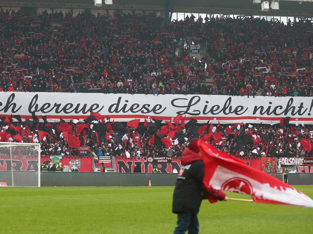 Die Fans des 1. FC Nürnberg feiern ihr Team Die Fans des 1. FC Nürnberg feiern ihr Team