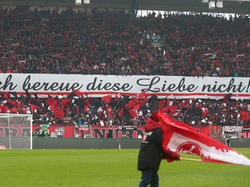 Die Fans des 1. FC Nürnberg feiern ihr Team