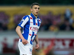 Bilal Başaçikoğlu wacht op de bal tijdens Go Ahead Eagles - sc Heerenveen. (12-4-2014)