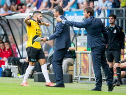 Adnane Tighadouini (l) springt na de gelijkmaker in de armen van assistent trainer Marino Pusic terwijl Nebojsa Gudelj (r) aanwijzingen geeft. (9-8-2014)