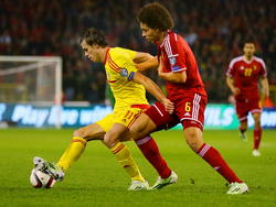 Gareth Bale (r.) schermt de bal af in duel met Axel Witsel (r.) tijdens de EK-kwalificatiewedstrijd België - Wales (16-10-2014)