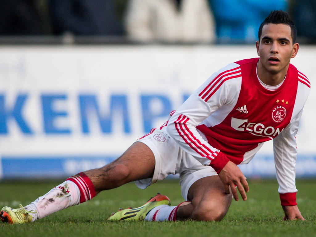 Zakaria El Azouzi ligt op de grond tijdens Feyenoord A1 - Ajax A1. (29-11-2014)