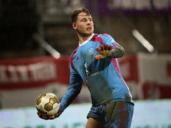 Indy Groothuizen brengt de bal weer in het spel tijdens het competitieduel MVV - Jong Ajax. (12-12-2014)