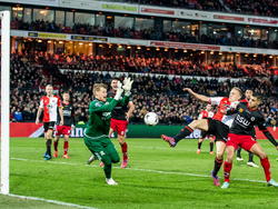 Met heel veel inzet weet Jens Toornstra (m.) zit tussen Alessandro Damen (l.) en Khalid Karami te werken tijdens Feyenoord - Excelsior. Met uitgestoken been maakt de Feyenoorder de 2-2. (22-02-2015)