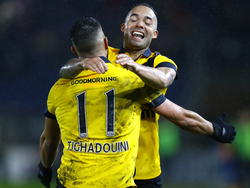 NAC Breda speler Adnane Tighadouini (l) heeft 1-0 gescoord tegen Cambuur en viert dat met ploeggenoot Demy de Zeeuw (r).