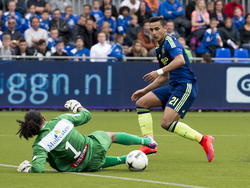 Anwar El Ghazi (r.) wordt mooi vrijgespeeld tijdens PEC Zwolle - Ajax, maar de aanvaller van de Amsterdammers stuit op Warner Hahn. (26-04-2015)