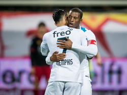 Memphis Depay (l.) en Georginio Wijnaldum (r.) zijn blij met de 2-2 tijdens Excelsior - PSV Eindhoven. (25-04-2015)