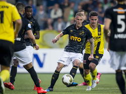 Joeri de Kamps in actie tijdens het play-offduel van NAC Breda bij VVV-Venlo. (22-05-2015)