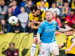 Dirk Marcellis (l.) vecht een luchtduel met Melvin Platje (r.) uit tijdens het play-offduel NAC Breda - VVV-Venlo. (25-05-2015)
