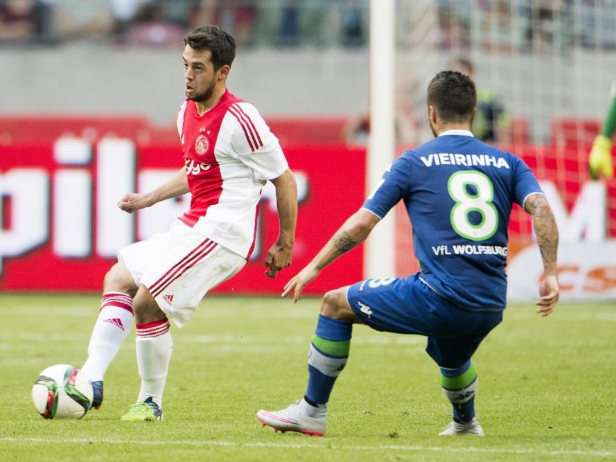 Nieuweling Amin Younes (l.) maakt zijn officieuze debuut in het shirt van Ajax in de oefenwedstrijd tegen VfL Wolfsburg. Hier speelt hij Vierinha voorbij. (17-07-2015)