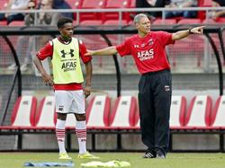 Assistent-trainer Marco van Basten (r.) neemt Levi Garcia, een speler uit Trinidad & Tobago, even apart tijdens de eerste training van AZ. De jongeling komt pas aan het einde van 2015 definitief naar Nederland, aangezien hij dan achttien jaar is. (28-06-2015)