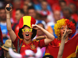 Twee flink uitgedoste fans tijdens het duel tussen Spanje en Tsjechië. (13-06-2016) 