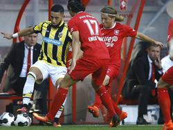 Adnane Tighadouini (l.) dribbelt terwijl Jeroen van der Lely (r.) hem de bal wil ontzetten. (25-09-2016)