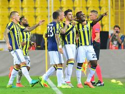 De spelers van Fenerbahçe, Martin Škrtel, Jeremain Lens, Gregory van der Wiel, Simon Kjær, Ozan Tufan en Emmanuel Emenike (v.l.n.r.) vieren de treffer van laatstgenoemde speler. (29-09-2016)