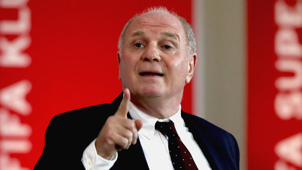 Uli Hoeneß vom FC Bayern will mit Bundestrainer Joachim Löw sprechen Uli Hoeneß vom FC Bayern will mit Bundestrainer Joachim Löw sprechen