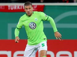 Jeffrey Bruma in actie voor VfL Wolfsburg. De ploeg van de Nederlandse verdediger is in de DFB-Pokal veel te sterk voor Heidenheim en wint met 5-1. (26-10-2016)