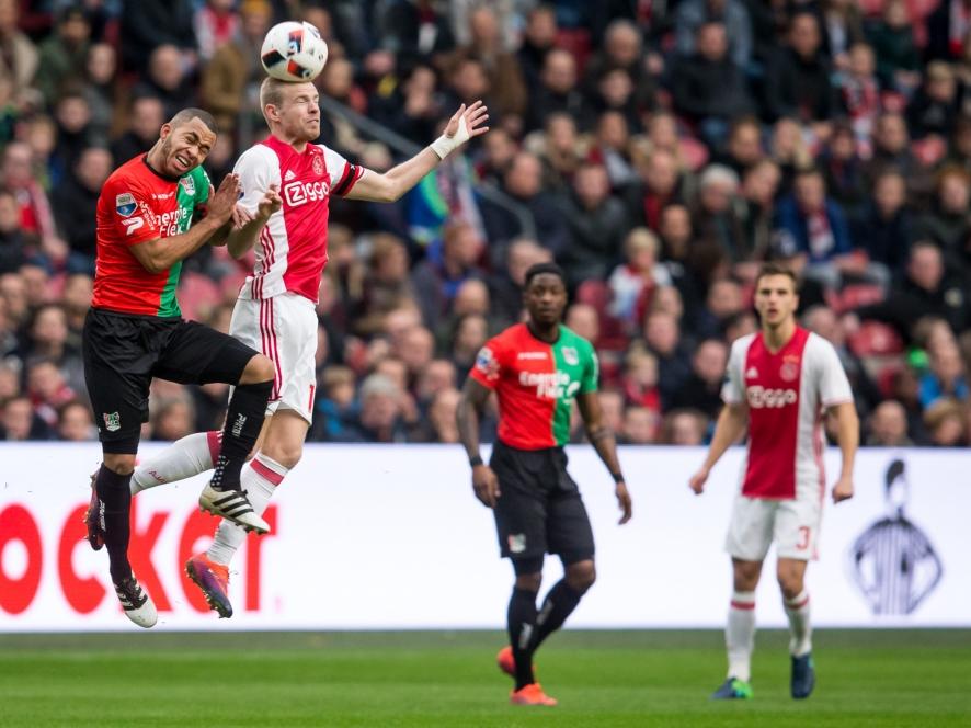 Davy Klaassen (r.) wint namens Ajax het kopduel van NEC'er Gregor Breinburg (l.). (20-11-2016)