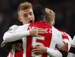 Daley Sinkgraven (l.) viert het doelpunt van Davinson Sánchez (m.) tegen FC Groningen. (04-12-2016)