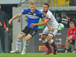 Sören Gonther (r.) zog sich im Spiel gegen Bielefeld eine schwere Verletzung zu