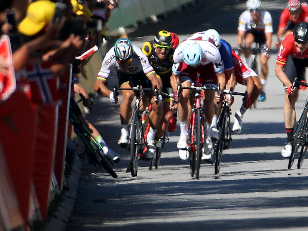Peter Sagan stieß Mark Cavendish bei der Tour 2017 zur Seite Peter Sagan stieß Mark Cavendish bei der Tour 2017 zur Seite
