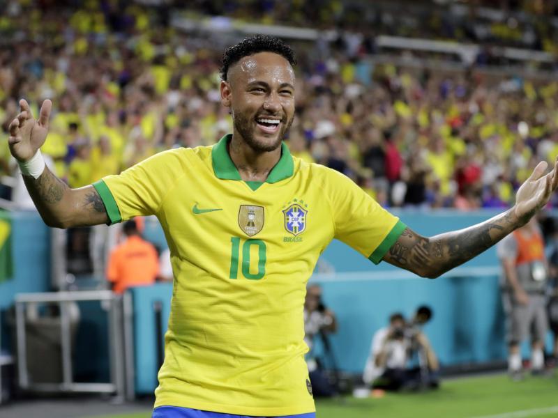 Neymar con la camiseta de Brasil.