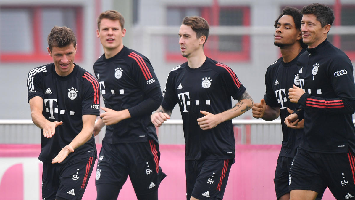 Adrian Fein (Mitte) wird den FC Bayern wohl verlassen