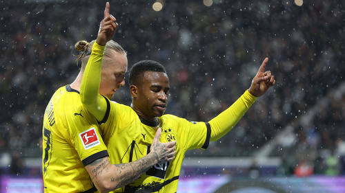 Youssoufa Moukoko (r.) traf für seinen BVB bei Eintracht Frankfurt