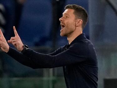 Leverkusens Trainer Xabi Alonso hat mit seinem Team das Halbfinal-Hinspiel der Europa League in Rom mit 2:0 gewonnen.