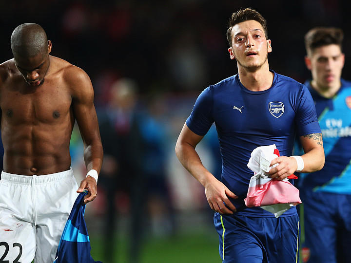 Mesut Özil steht für seinen frühzeitigen Trikot-Tausch am Pranger. Mesut Özil steht für seinen frühzeitigen Trikot-Tausch am Pranger.