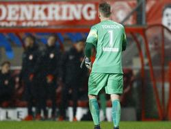 FC Twente-doelman Nick Marsman moet het veld met rood verlaten tijdens het competitieduel FC Twente - De Graafschap. (12-12-2015)