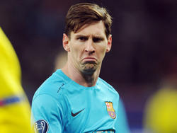 Lionel Messi lijkt het niet helemaal eens te zijn met de beslissing van de scheidsrechter tijdens het Champions League-duel Bayer Leverkussen - FC Barcelona. (09-12-2015)